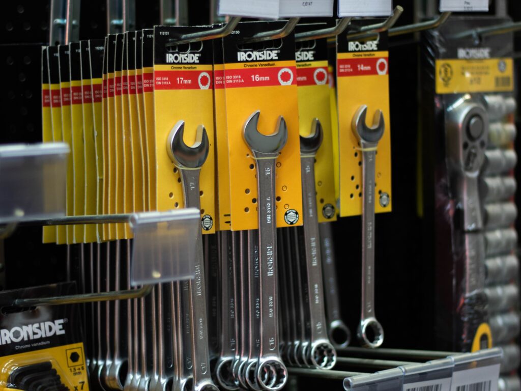 Herramientas de ferretería imprescindibles: juegos de llaves fijas expuestos en una tienda de ferretería.