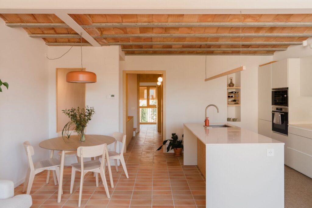 Cuina reformada amb materials naturals i acabats contemporanis, exemple de reforma de cuina amb estil mediterrani.