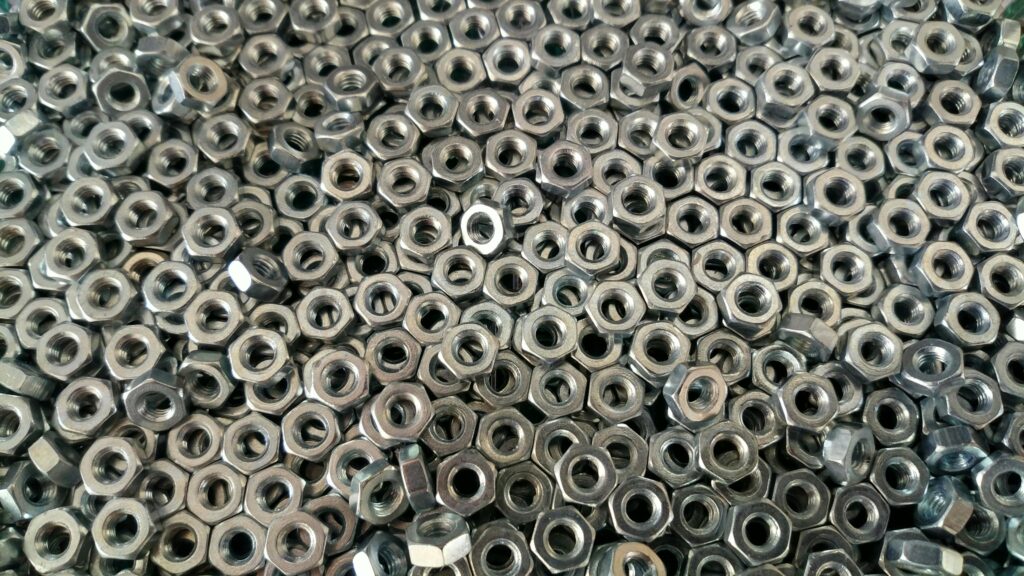 Femelles metàl·liques utilitzades en ferreteria per a obres i reformes, element clau per a fixacions segures.