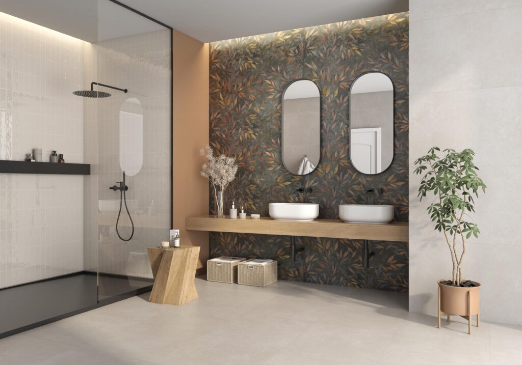 Baño moderno con plato de ducha a nivel del suelo, espejos verticales, pared con diseño vegetal y mueble de madera suspendido.