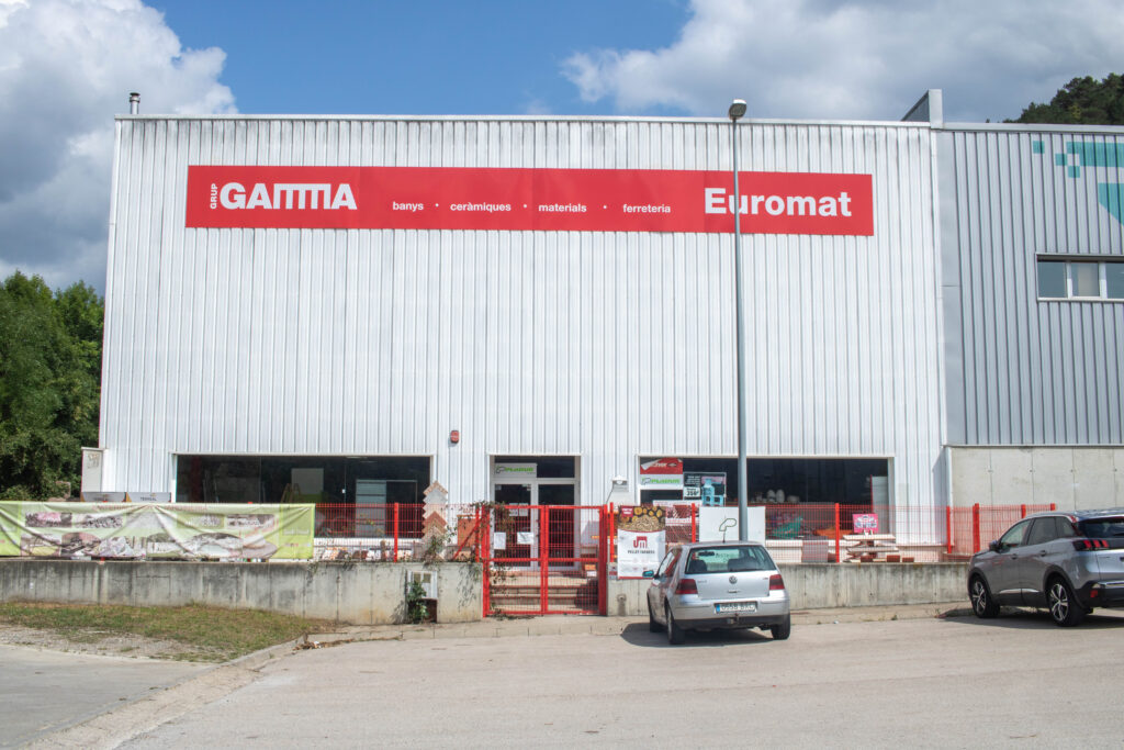 Façana de la botiga Euromat a Ripoll amb exposició de materials i secció de ferreteria