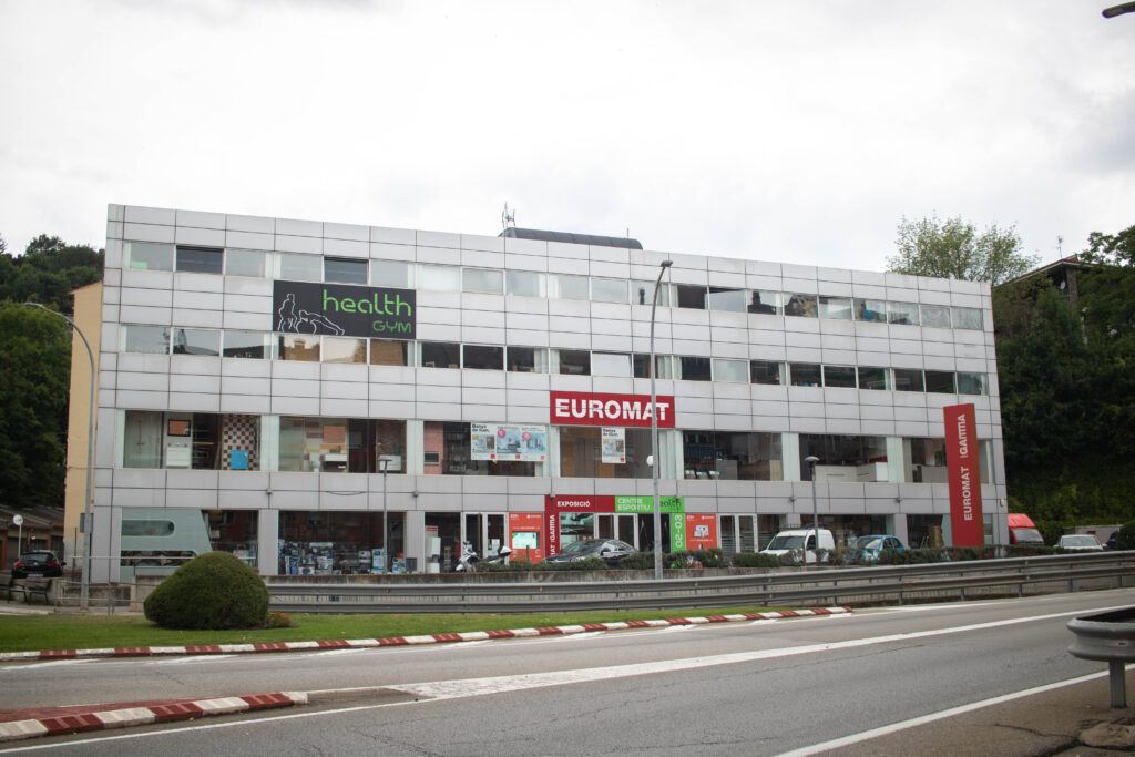 Façana de la ferreteria Euromat a Ripoll amb eines, fixacions i atenció especialitzada