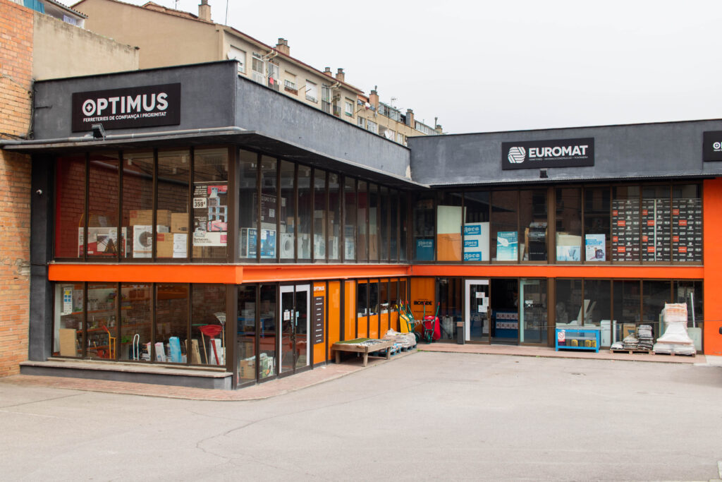 Façana de la ferreteria Euromat a Manlleu.