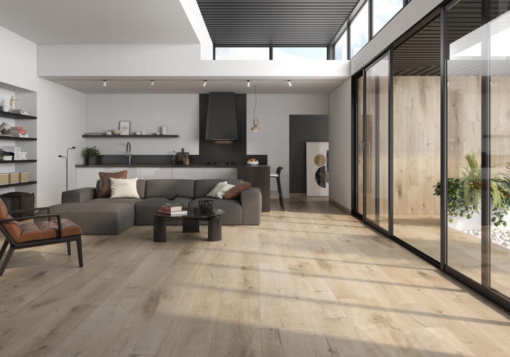 Salón moderno con pavimento efecto madera de gres porcelánico, ideal para hogares elegantes y funcionales