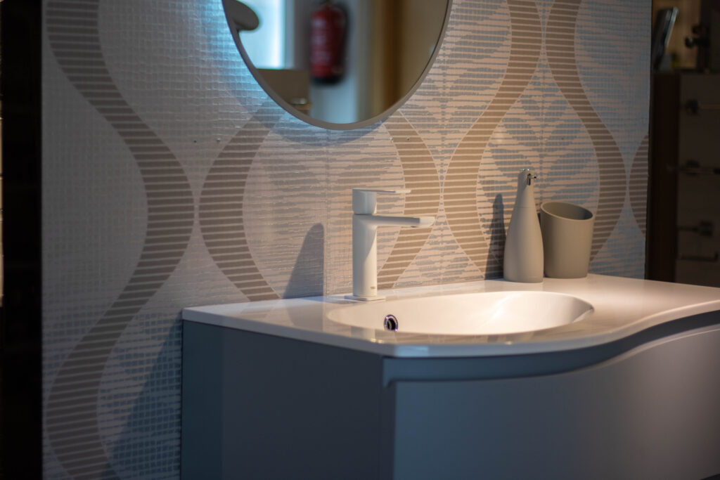 Grifería moderna en la tienda Euromat Vic, con grifos para baño y cocina de marcas de calidad.