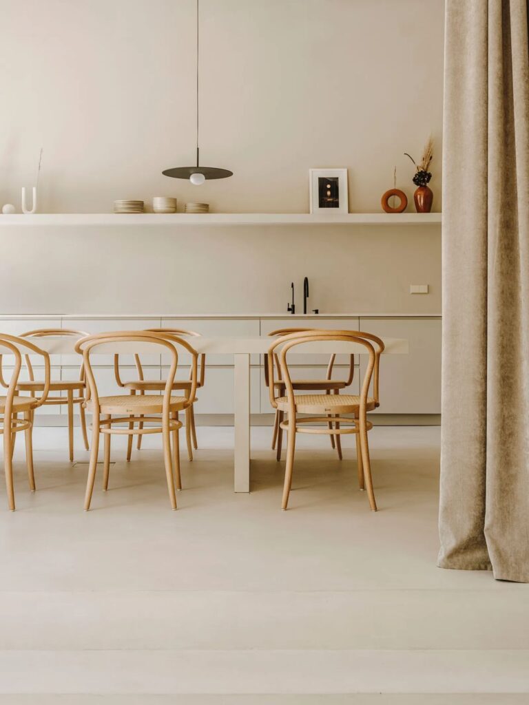 Comedor minimalista con tonos neutros y madera natural – tendencias en colores y texturas 2026 con Euromat Manlleu y Ripoll.