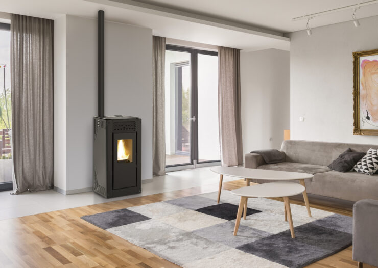 Estufa de pellet moderna en un saló d’estil contemporani, ideal per a escalfar espais amb eficiència i disseny.