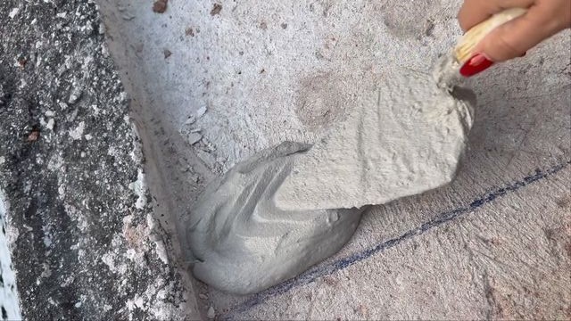 Aplicació manual de morter sec Aymar en una obra, ideal per a construcció i reformes a Vic, Manlleu i Ripoll