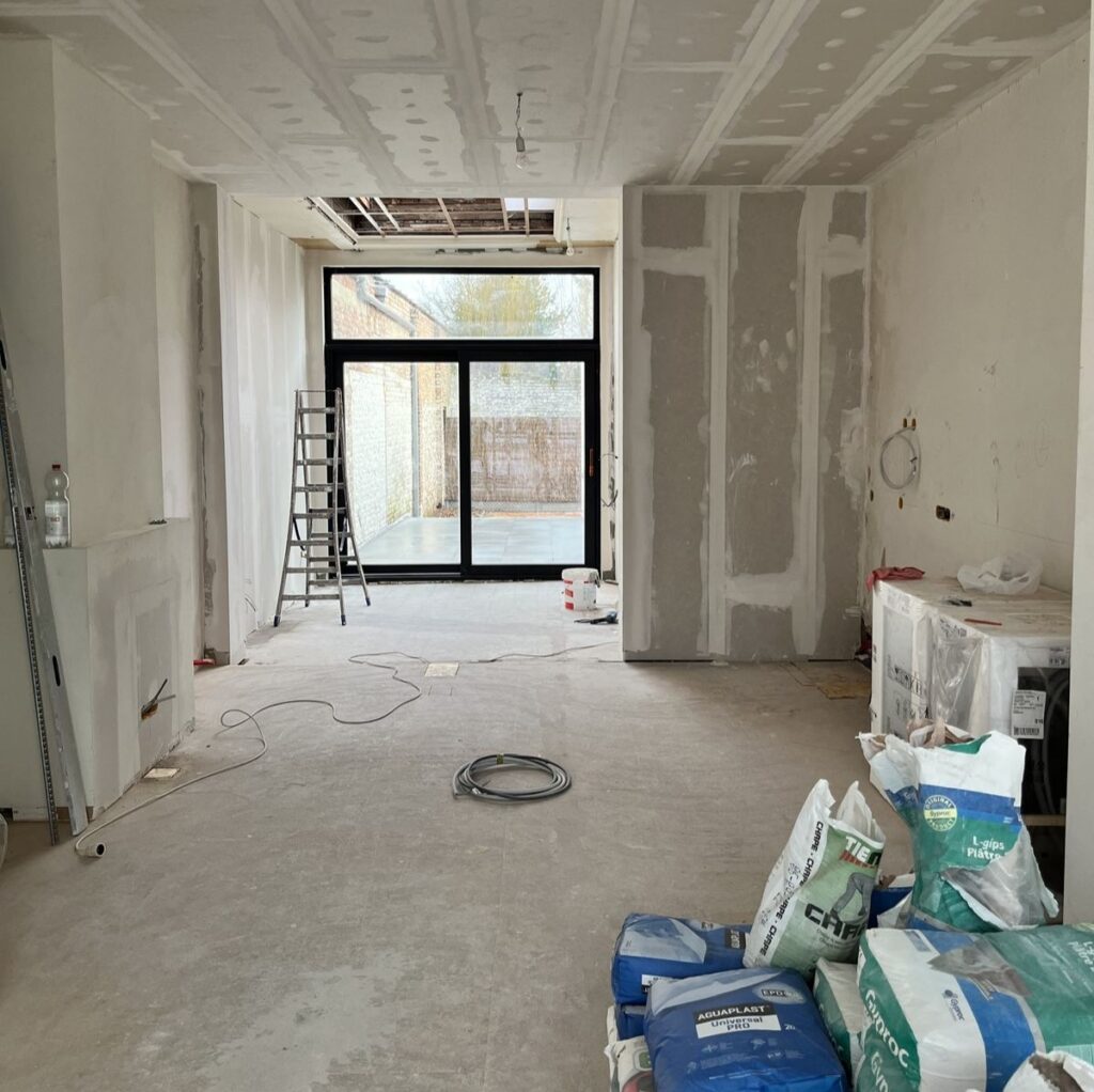 Interior de vivienda en proceso de reforma en Osona con materiales de obra y acabados en curso.