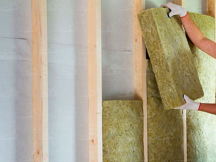 Interior de vivienda en plena reforma con materiales de aislamiento térmico.