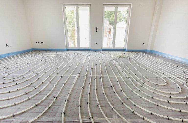 Instal·lació de sistema de terra radiant en un habitatge per escalfar la casa a Vic amb eficiència i confort tèrmic