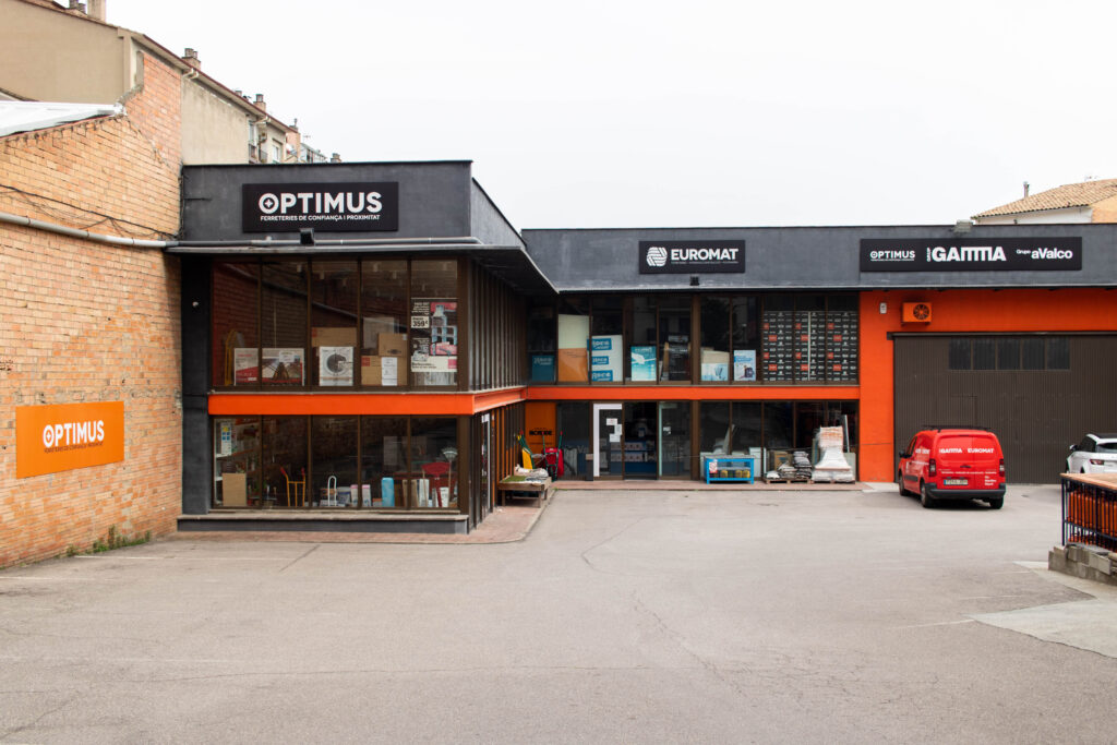 Façana d’Euromat i ferreteria Optimus a Manlleu, punt de referència per comprar ferreteria de qualitat a Osona