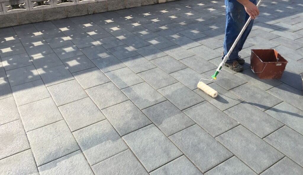 Trabajos de impermeabilización para evitar humedades en una terraza