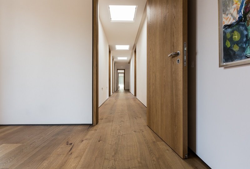 Colocación de pavimento nuevo en un piso para mejorar el acabado interior