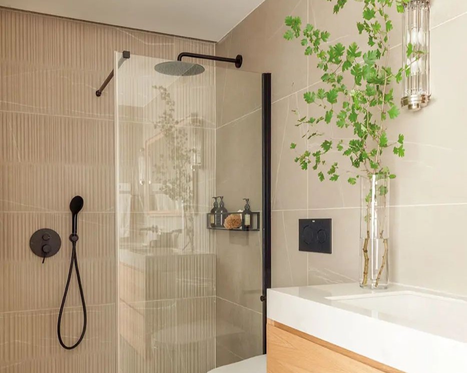 Reforma de baño en Vic con ducha moderna, azulejos claros y mobiliario funcional