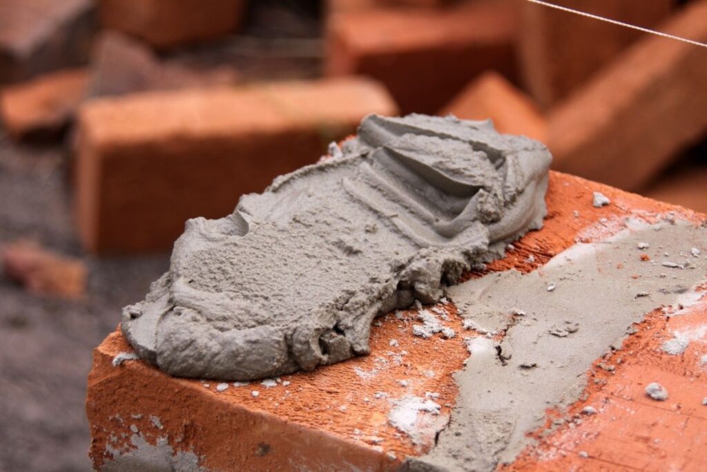 Aplicación de mortero en una obra para unir materiales y revestir superficies