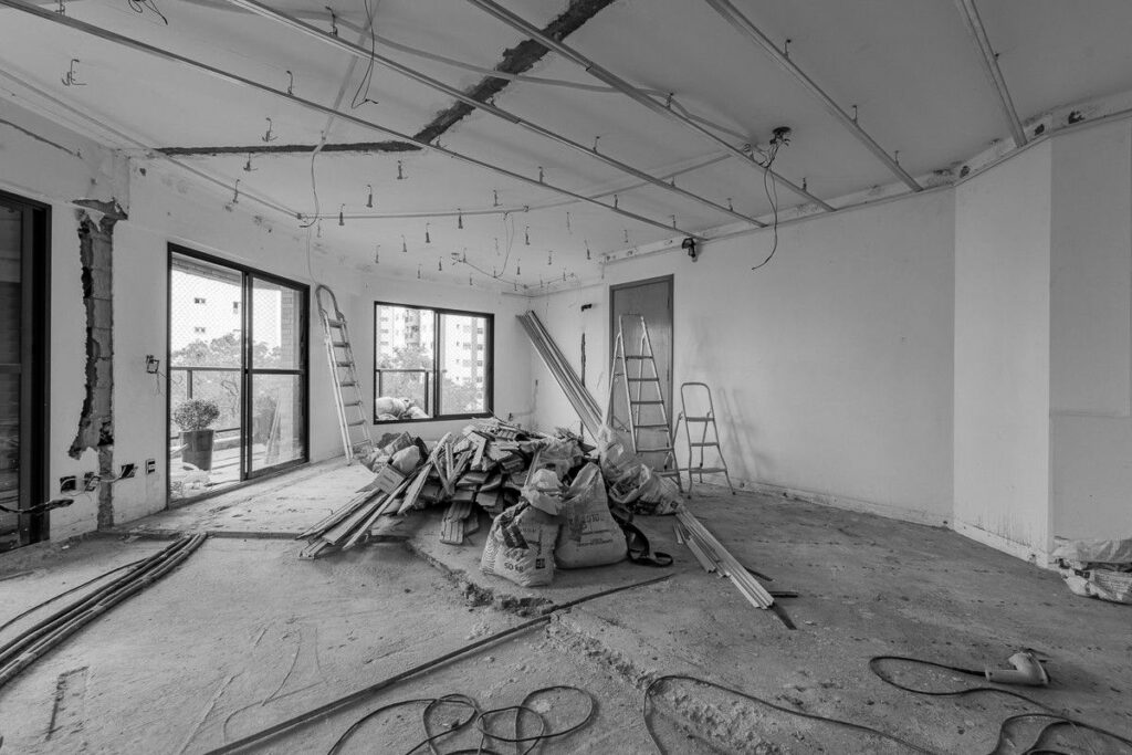 Professionals treballant en una reforma d'habitatge amb materials de construcció de qualitat